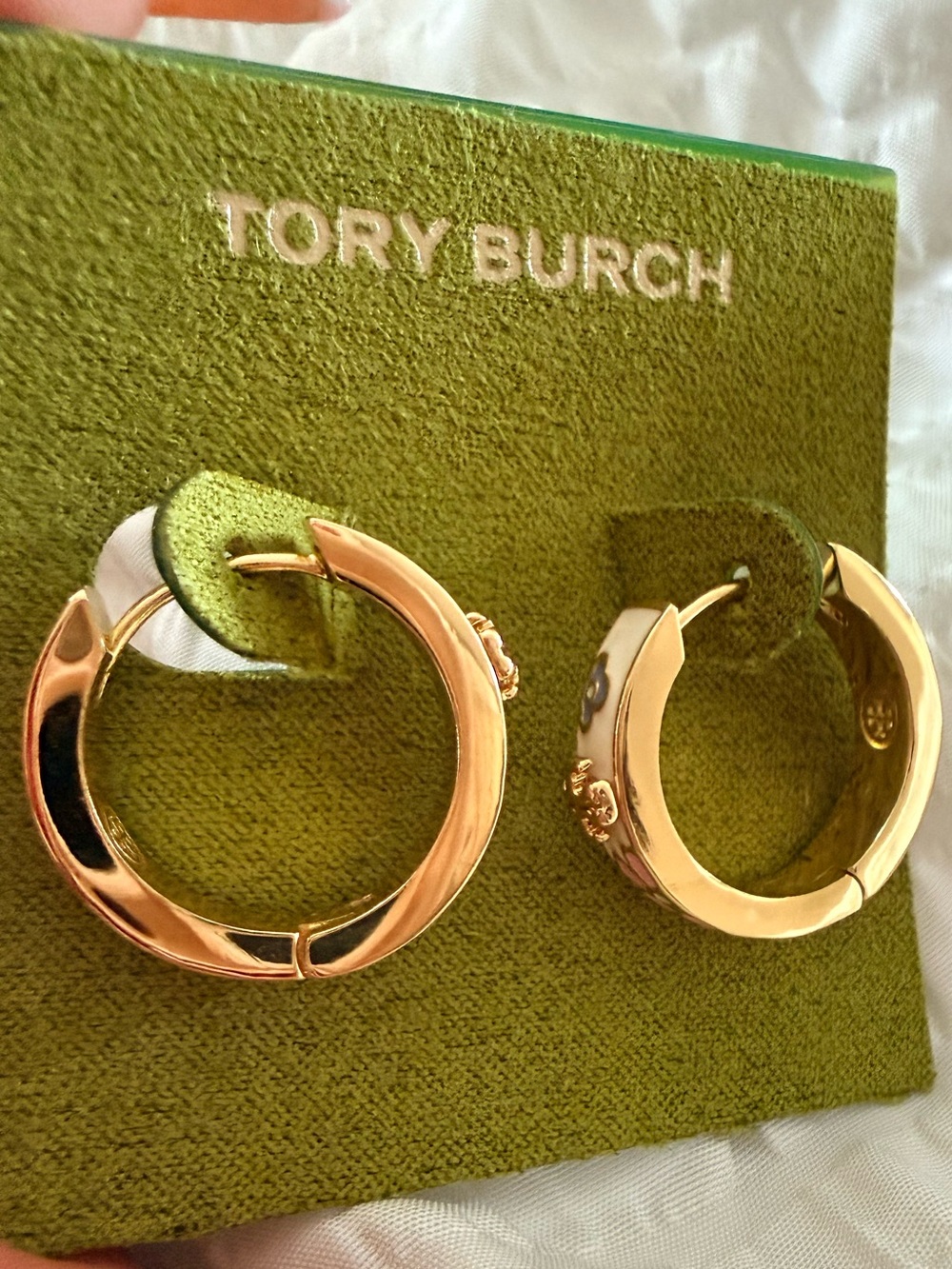 Tory Burch Kira Flora-Print Enamel Gold Floral Earrings - Picture 7 of 7